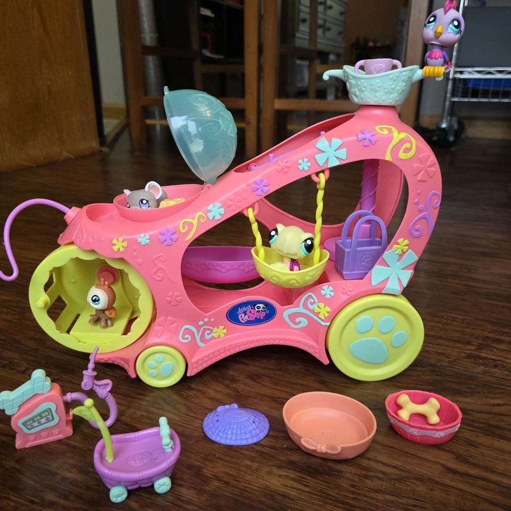 Littlest Pet Shop Vehicle Playset + 4 Bobble Head Pets (2006–2009)